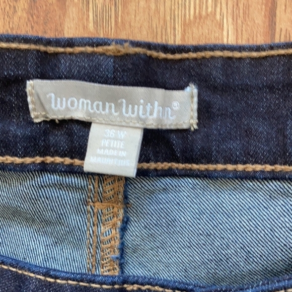 Women within jean shorts - Picture 3 of 5